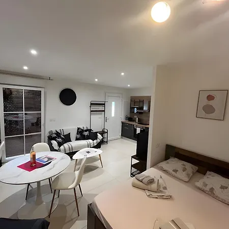 2 Proche Centre Avec Parking Apartament Fréjus
